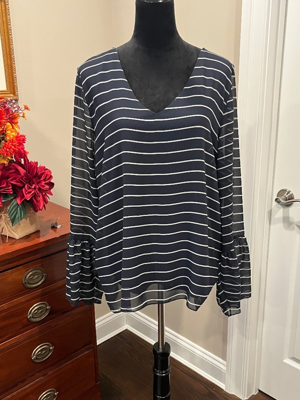 Banana Republic Georgette Bell Sleeve Navy & White V-Neck Blouse XL